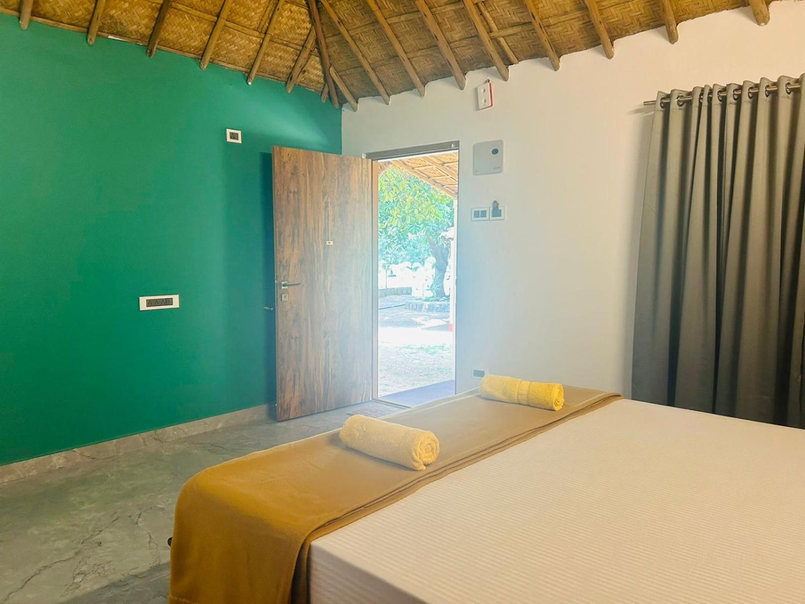 Hampi Village Resort & Tutti Cafe Luaran gambar